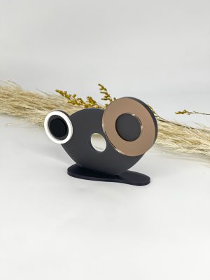 Επιτραπέζιο Μαύρο ακρυλικό γούρι με δύο κυκλικούς δίσκους-μάτια, μπρονζέ και λευκό με βάση