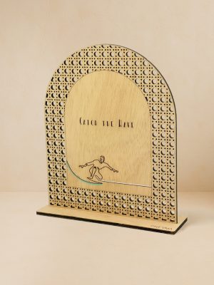 Ξύλινο επιτραπέζιο διακοσμητικό με μοτίβο rattan, χαραγμένο surfer και φράση «Catch the Wave».