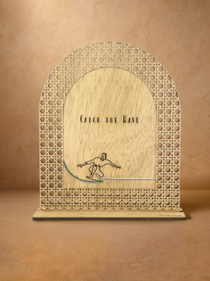 Ξύλινο επιτραπέζιο διακοσμητικό με μοτίβο rattan, χαραγμένο surfer και φράση «Catch the Wave».