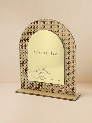 Ξύλινο επιτραπέζιο διακοσμητικό με μοτίβο rattan και καθρέπτη, χαραγμένο surfer και φράση «Catch the Wave».