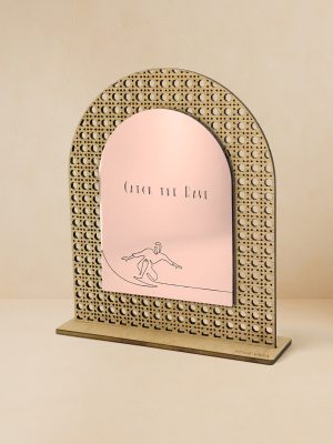 Ξύλινο επιτραπέζιο διακοσμητικό με μοτίβο rattan και καθρέπτη, χαραγμένο surfer και φράση «Catch the Wave».