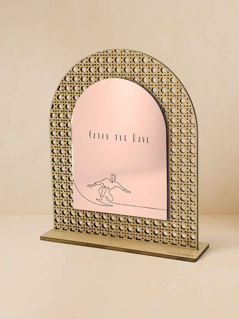 Ξύλινο επιτραπέζιο διακοσμητικό με μοτίβο rattan και καθρέπτη, χαραγμένο surfer και φράση «Catch the Wave».