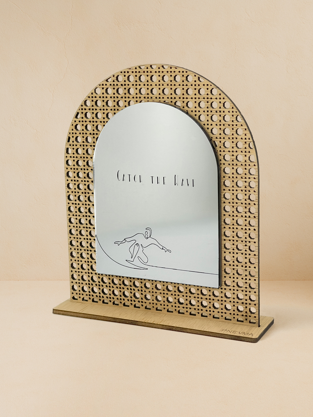 Ξύλινο επιτραπέζιο διακοσμητικό με μοτίβο rattan και καθρέπτη, χαραγμένο surfer και φράση «Catch the Wave».