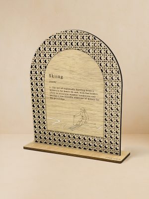 Ξύλινο επιτραπέζιο διακοσμητικό με μοτίβο rattan και χαραγμένος ο ορισμός του skiing και φιγούρα σκιέρ.