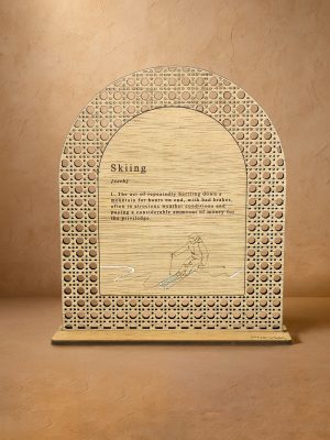 Ξύλινο επιτραπέζιο διακοσμητικό με μοτίβο rattan και χαραγμένος ο ορισμός του skiing και φιγούρα σκιέρ.