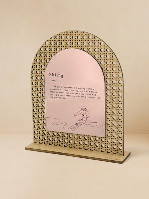 Ξύλινο επιτραπέζιο διακοσμητικό με μοτίβο rattan και καθρέπτη χρυσού χρώματος και χαραγμένος ο ορισμός του skiing και φιγούρα σκιέρ.