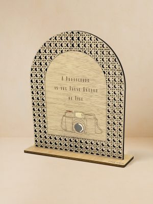 Ξύλινο επιτραπέζιο διακοσμητικό με μοτίβο rattan και χαραγμένη vintage κάμερα και φράση «A photograph is the pause button of life».