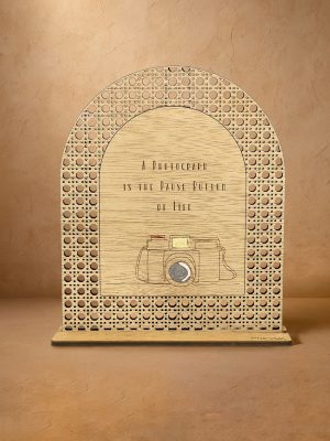 Ξύλινο επιτραπέζιο διακοσμητικό με μοτίβο rattan και χαραγμένη vintage κάμερα και φράση «A photograph is the pause button of life».