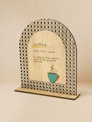 Ξύλινο επιτραπέζιο διακοσμητικό με μοτίβο rattan, χαραγμένο ορισμό καφέ και σχέδιο αχνιστής κούπας.