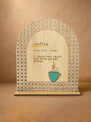 Ξύλινο επιτραπέζιο διακοσμητικό με μοτίβο rattan, χαραγμένο ορισμό καφέ και σχέδιο αχνιστής κούπας.