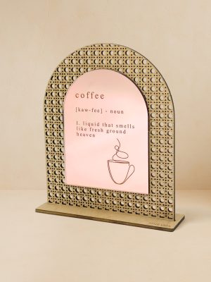 Ξύλινο επιτραπέζιο διακοσμητικό με μοτίβο rattan και καθρέπτη, χαραγμένο ορισμό καφέ και σχέδιο αχνιστής κούπας.