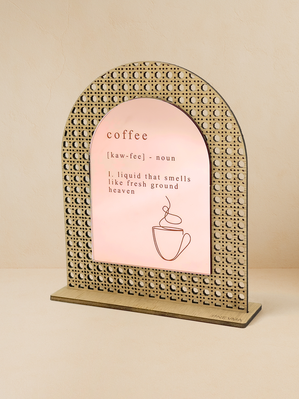 Ξύλινο επιτραπέζιο διακοσμητικό με μοτίβο rattan και καθρέπτη, χαραγμένο ορισμό καφέ και σχέδιο αχνιστής κούπας.