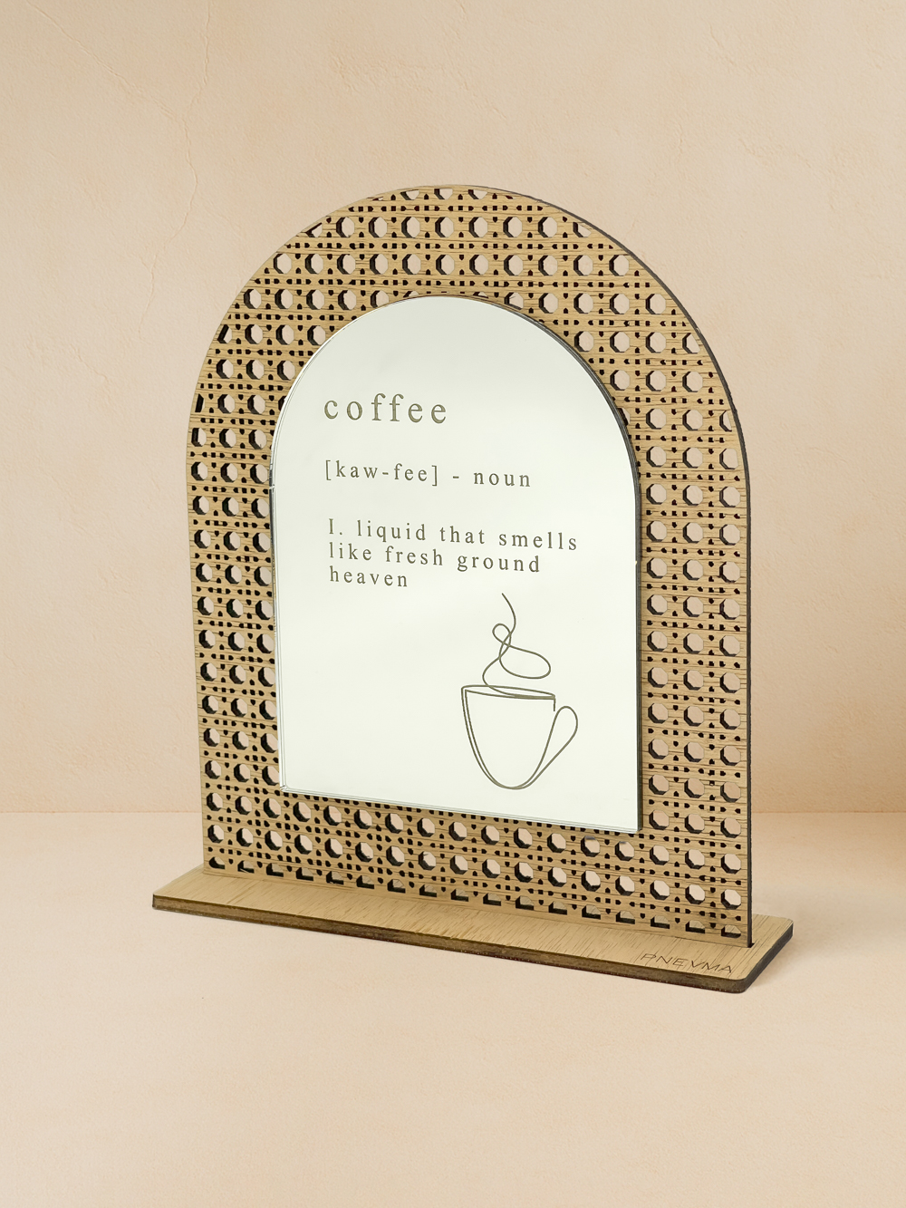 Ξύλινο επιτραπέζιο διακοσμητικό με μοτίβο rattan και καθρέπτη, χαραγμένο ορισμό καφέ και σχέδιο αχνιστής κούπας.