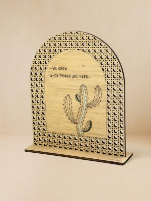 Ξύλινο επιτραπέζιο διακοσμητικό με μοτίβο rattan, χαραγμένο κάκτο και quote «We grow when things are hard».