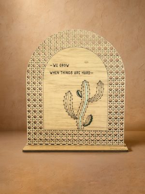 Ξύλινο επιτραπέζιο διακοσμητικό με μοτίβο rattan, χαραγμένο κάκτο και quote «We grow when things are hard».