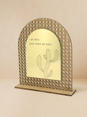 Ξύλινο επιτραπέζιο διακοσμητικό με μοτίβο rattan και καθρέπτη, χαραγμένο κάκτο και quote «We grow when things are hard».