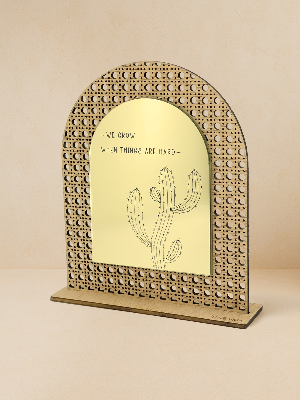 Ξύλινο επιτραπέζιο διακοσμητικό με μοτίβο rattan και καθρέπτη, χαραγμένο κάκτο και quote «We grow when things are hard».