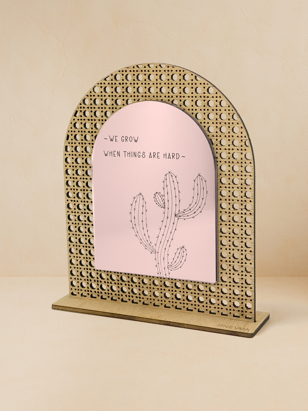 Ξύλινο επιτραπέζιο διακοσμητικό με μοτίβο rattan και καθρέπτη, χαραγμένο κάκτο και quote «We grow when things are hard».