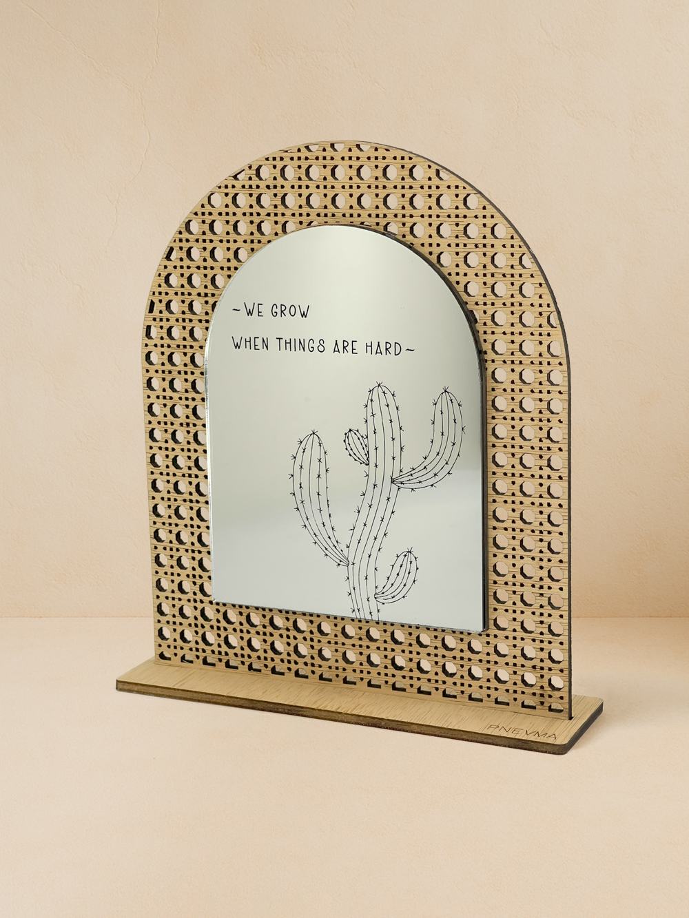 Ξύλινο επιτραπέζιο διακοσμητικό με μοτίβο rattan και καθρέπτη, χαραγμένο κάκτο και quote «We grow when things are hard».