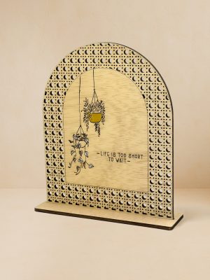 Ξύλινο επιτραπέζιο διακοσμητικό με μοτίβο rattan, χαραγμένο κρεμαστές γλάστρες και quote «Life is too short to wait».