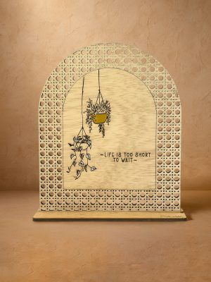 Ξύλινο επιτραπέζιο διακοσμητικό με μοτίβο rattan, χαραγμένο κρεμαστές γλάστρες και quote «Life is too short to wait».