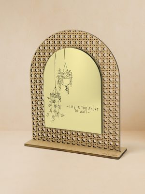 Ξύλινο επιτραπέζιο διακοσμητικό με μοτίβο rattan και καθρέπτη, χαραγμένο κρεμαστές γλάστρες και quote «Life is too short to wait».