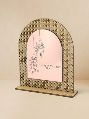 Ξύλινο επιτραπέζιο διακοσμητικό με μοτίβο rattan και καθρέπτη, χαραγμένο κρεμαστές γλάστρες και quote «Life is too short to wait».