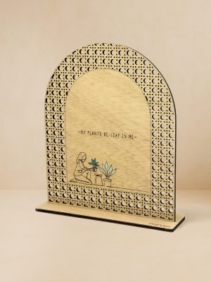 Ξύλινο επιτραπέζιο διακοσμητικό με μοτίβο rattan, χαραγμένο χιουμοριστικό λογοπαίγνιο για plant lovers· κομψή πινελιά πρασίνου.