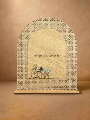 Ξύλινο επιτραπέζιο διακοσμητικό με μοτίβο rattan, χαραγμένο χιουμοριστικό λογοπαίγνιο για plant lovers· κομψή πινελιά πρασίνου.