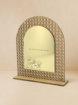 Ξύλινο επιτραπέζιο διακοσμητικό με μοτίβο rattan και καθρέπτη, χαραγμένο χιουμοριστικό λογοπαίγνιο για plant lovers· κομψή πινελιά πρασίνου.