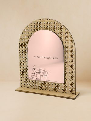 Ξύλινο επιτραπέζιο διακοσμητικό με μοτίβο rattan και καθρέπτη, χαραγμένο χιουμοριστικό λογοπαίγνιο για plant lovers· κομψή πινελιά πρασίνου.