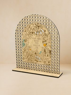 Ξύλινο επιτραπέζιο διακοσμητικό με μοτίβο rattan, χαραγμένο doodle σχέδια μουσικής και quote «You are what you listen to».