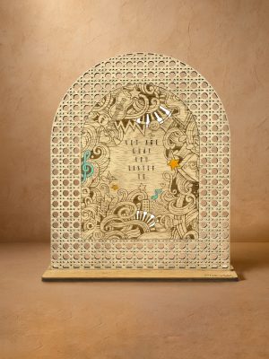 Ξύλινο επιτραπέζιο διακοσμητικό με μοτίβο rattan, χαραγμένο doodle σχέδια μουσικής και quote «You are what you listen to».