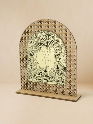 Ξύλινο επιτραπέζιο διακοσμητικό με μοτίβο rattan και καθρέπτη, χαραγμένο doodle σχέδια μουσικής και quote «You are what you listen to».