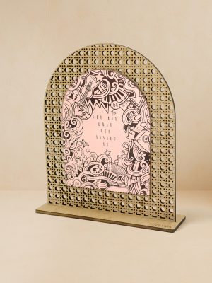 Ξύλινο επιτραπέζιο διακοσμητικό με μοτίβο rattan και καθρέπτη, χαραγμένο doodle σχέδια μουσικής και quote «You are what you listen to».