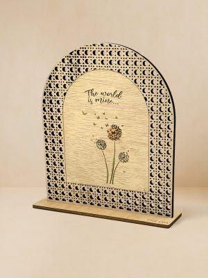 Ξύλινο επιτραπέζιο διακοσμητικό με μοτίβο rattan και καθρέπτη χρυσού χρώματος, χαραγμένη πικραλίδα που σκορπίζει σπόρους και τη φράση «The world is mine…».