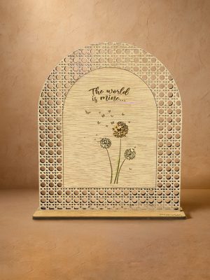 Ξύλινο επιτραπέζιο διακοσμητικό με μοτίβο rattan και καθρέπτη χρυσού χρώματος, χαραγμένη πικραλίδα που σκορπίζει σπόρους και τη φράση «The world is mine…».