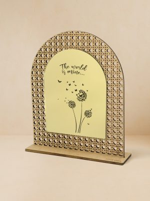 Ξύλινο επιτραπέζιο διακοσμητικό με μοτίβο rattan και καθρέπτη χρυσού χρώματος, χαραγμένη πικραλίδα που σκορπίζει σπόρους και τη φράση «The world is mine…».