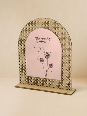 Ξύλινο επιτραπέζιο διακοσμητικό με μοτίβο rattan και καθρέπτη χρυσού χρώματος, χαραγμένη πικραλίδα που σκορπίζει σπόρους και τη φράση «The world is mine…».