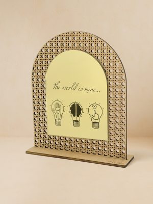 Ξύλινο επιτραπέζιο διακοσμητικό με μοτίβο rattan και καθρέπτη χρυσού χρώματος, χαραγμένες τρεις λάμπες με καρδιές και τη φράση «The world is mine…».