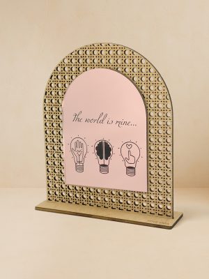 Ξύλινο επιτραπέζιο διακοσμητικό με μοτίβο rattan και καθρέπτη χρυσού χρώματος, χαραγμένες τρεις λάμπες με καρδιές και τη φράση «The world is mine…».