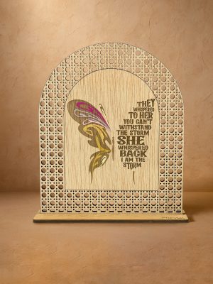 Ξύλινο επιτραπέζιο διακοσμητικό με μοτίβο rattan και χαραγμένη πολύχρωμη πεταλούδα και φράση ενδυνάμωσης «They whispered to her… I am the storm».