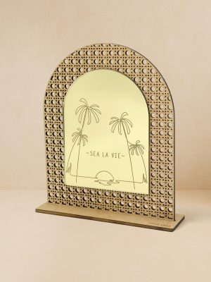 Ξύλινο επιτραπέζιο διακοσμητικό με μοτίβο rattan και καθρέπτη, χαραγμένο doodle σχέδια μουσικής και quote «You are what you listen to».