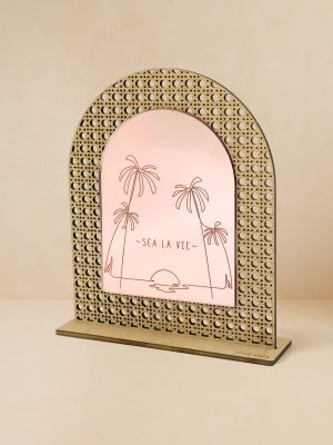 Ξύλινο επιτραπέζιο διακοσμητικό με μοτίβο rattan και καθρέπτη, χαραγμένο doodle σχέδια μουσικής και quote «You are what you listen to».