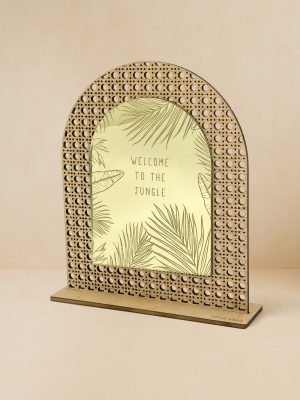 Ξύλινο επιτραπέζιο διακοσμητικό με μοτίβο rattan και καθρέπτη, χαραγμένο «Welcome to the Jungle»