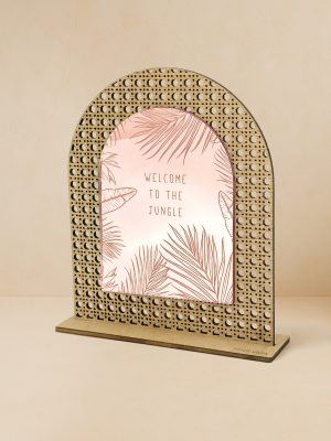 Ξύλινο επιτραπέζιο διακοσμητικό με μοτίβο rattan και καθρέπτη, χαραγμένο «Welcome to the Jungle»