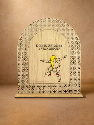 Ξύλινο επιτραπέζιο διακοσμητικό με μοτίβο rattan που γράφει «Behind every great daughter is a truly amazing dad» και δείχνει πατέρα με κόρη.