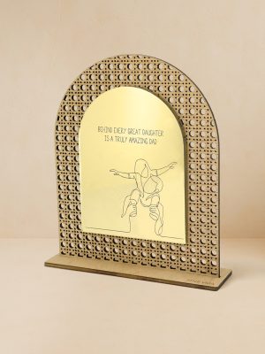 Ξύλινο επιτραπέζιο διακοσμητικό με μοτίβο rattan και καθρέπτη που γράφει «Behind every great daughter is a truly amazing dad» και δείχνει πατέρα με κόρη.