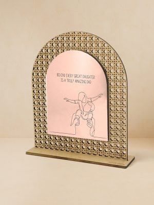 Ξύλινο επιτραπέζιο διακοσμητικό με μοτίβο rattan και καθρέπτη που γράφει «Behind every great daughter is a truly amazing dad» και δείχνει πατέρα με κόρη.