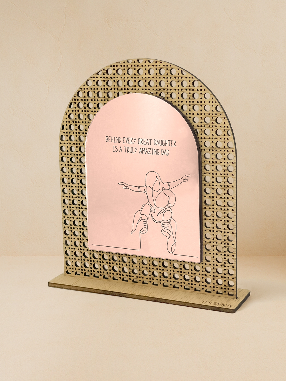 Ξύλινο επιτραπέζιο διακοσμητικό με μοτίβο rattan και καθρέπτη που γράφει «Behind every great daughter is a truly amazing dad» και δείχνει πατέρα με κόρη.